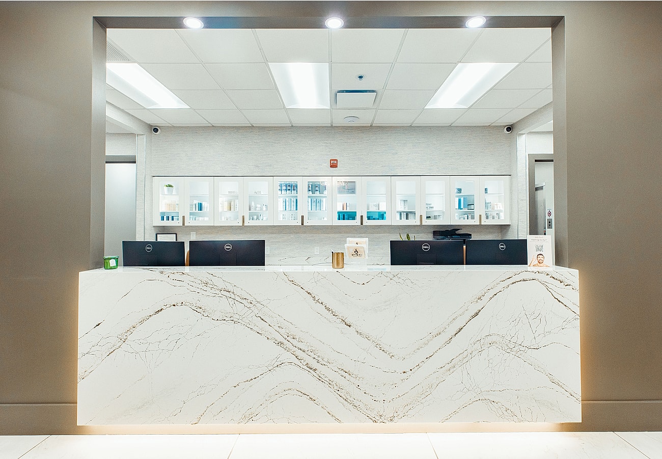 Modern reception desk in a美容 clinic.